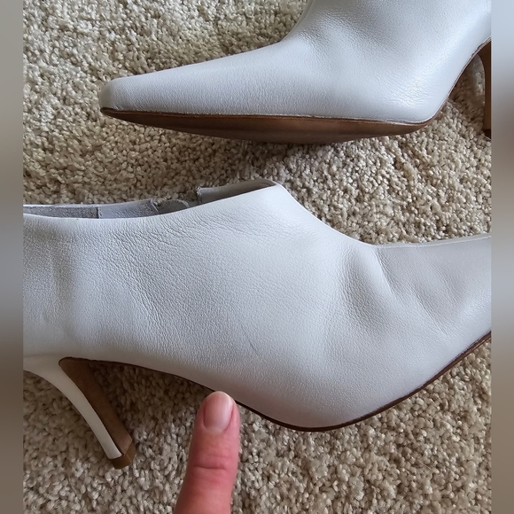 Raye women's white leather heels pointed toe low booties side zip sz 7 - Picture 13 of 13